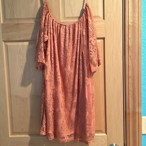 Honey Punch Short sleeve peach lace dress. Size M. Excellent condition.